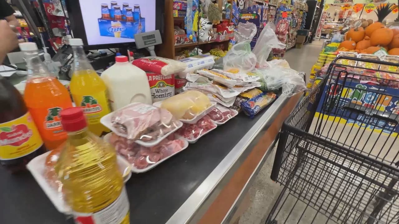 Supermercados hispanos, ofrecen entrega a domicilio gratis para las familias que temen salir, incluso a comprar comida. Algunos tienen un monto mínimo de compra para hacer los envíos, otros solamente con llamarlos y hacer el pedido, ya hacen las entregas en las comunidades.