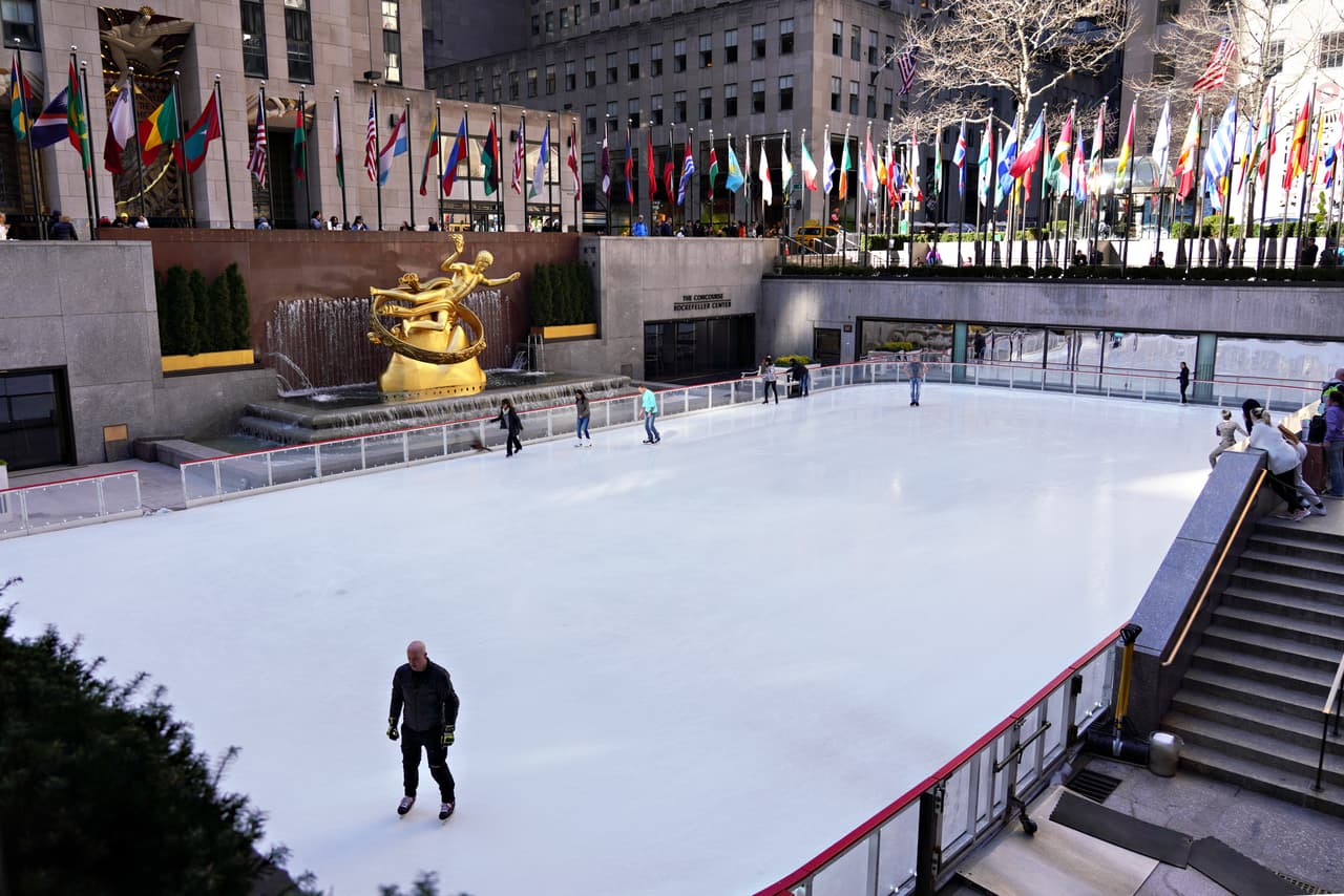 La pista de hielo del Rockefeller Center, uno de los lugares más icónicos y por lo tanto, más visitado durante el invierno en Nueva York. Solo unas pocas personas patinan.