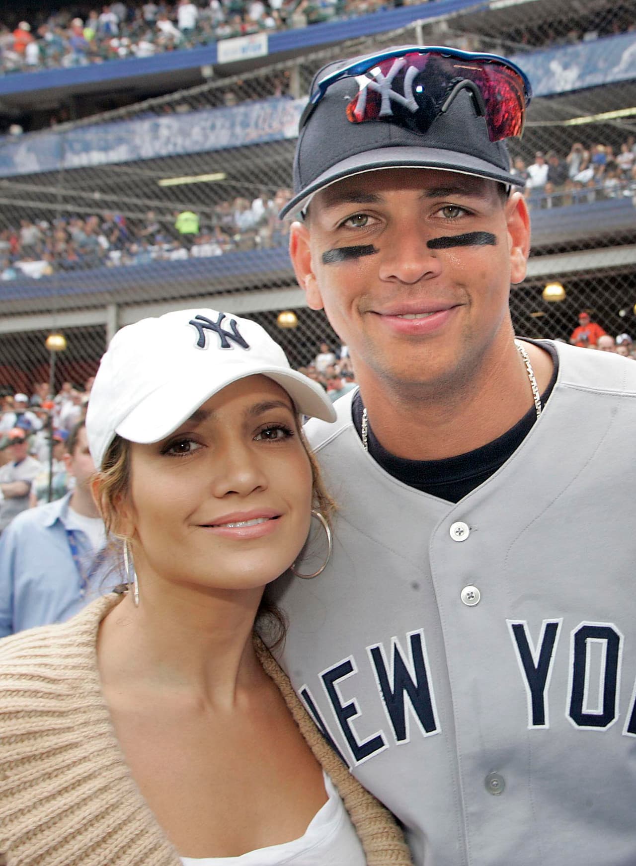 Jennifer López y Alex Rodríguez se conocieron mucho antes de que comenzaran los rumores de su noviazgo. Fue en 2005 cuando la cantante asisitó a uno de los partidos de la serie Subway, donde se enfrentaron los Mets contra los Yankees.
