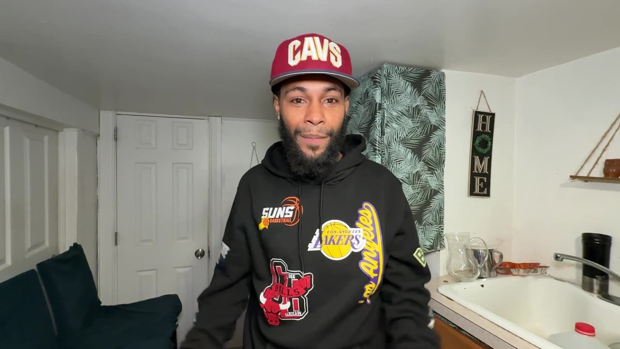 Luego de que, asegún señaló, se enfrentó a una serie de dificultades como indocumentado en Estados Unidos, incluyendo la estigmatización por portar un grillete electrónico de monitoreo.