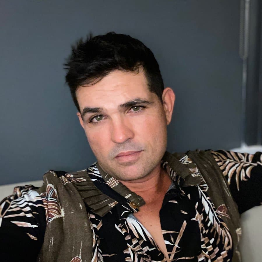 "Los doctores prefieren que los pocos centavos queden en su hospital y en su bolsa que en la de otros", acusó antes de sentenciar: "¡Ustedes, especialistas de la salud,
<b>lo fueron matando</b> con sus pretextos económicos!".
<br>