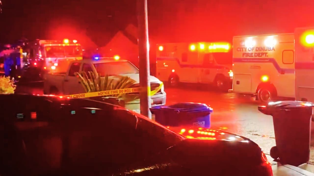 Policía recibe una llamada de emergencia y al llegar al lugar un niño pequeño les dice que sus papás están muertos