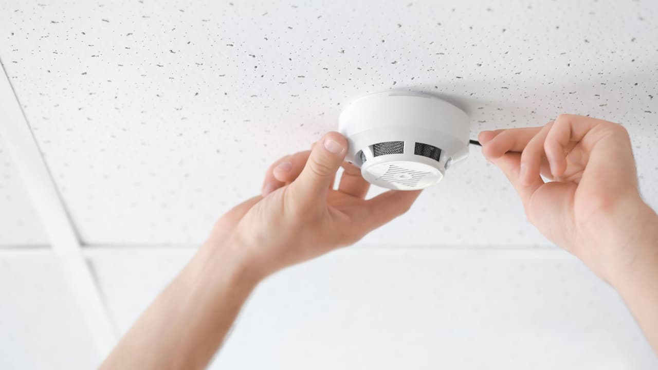 <h3 class="cms-H3-H3">Consecuencias legales directas</h3> Si el detector fue manipulado por el inquilino, el propietario puede acudir a la corte para:
<br>
<b>👉🏻 Exigir</b> que el inquilino cumpla con la obligación de mantener el detector funcionando.
<br>
<b>👉🏻 Reclamar</b> daños derivados de esa manipulación.
<br>Solicitar una sanción civil equivalente a
<b>un mes de renta más 100 dólares</b>, además de costos judiciales y honorarios razonables de abogado, siempre que el contrato incluya el aviso legal requerido y
<b>el inquilino haya sido notificado previamente para corregir la falta</b>.