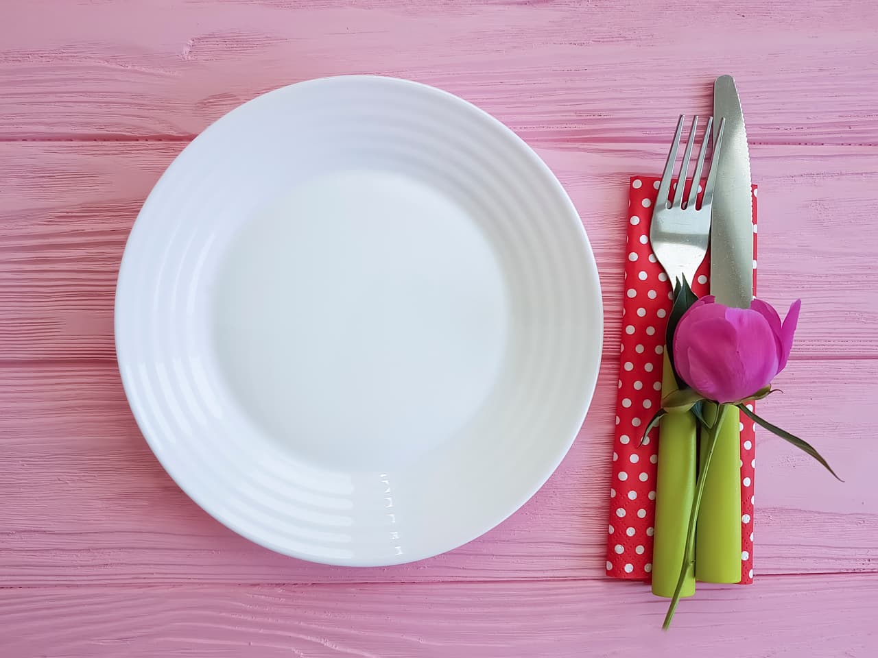 <b>Come despacio y sin distraerte</b>. Comer con conciencia, masticando bien los alimentos y disfrutando de cada bocado es una manera de redescubrir una de las cosas más placenteras que hacemos como seres humanos. Además,
<a href="http://click.e.fusion.net/?qs=b7f5ed9841fe3fde93c8bd0fb4420620c452abd8377e25bb06028f8a5b1fb1958c1b90f4328a5848dcecd8fbfc7810c26515d1eeac1a428e" target="_blank">comer lentamente y prestando la suficiente atención al plato</a> –lo que incluye apagar las pantallas– es una forma de evitar el sobrepeso. Si comemos demasiado rápido, no le damos oportunidad al cerebro de darse cuenta de que estamos llenos.