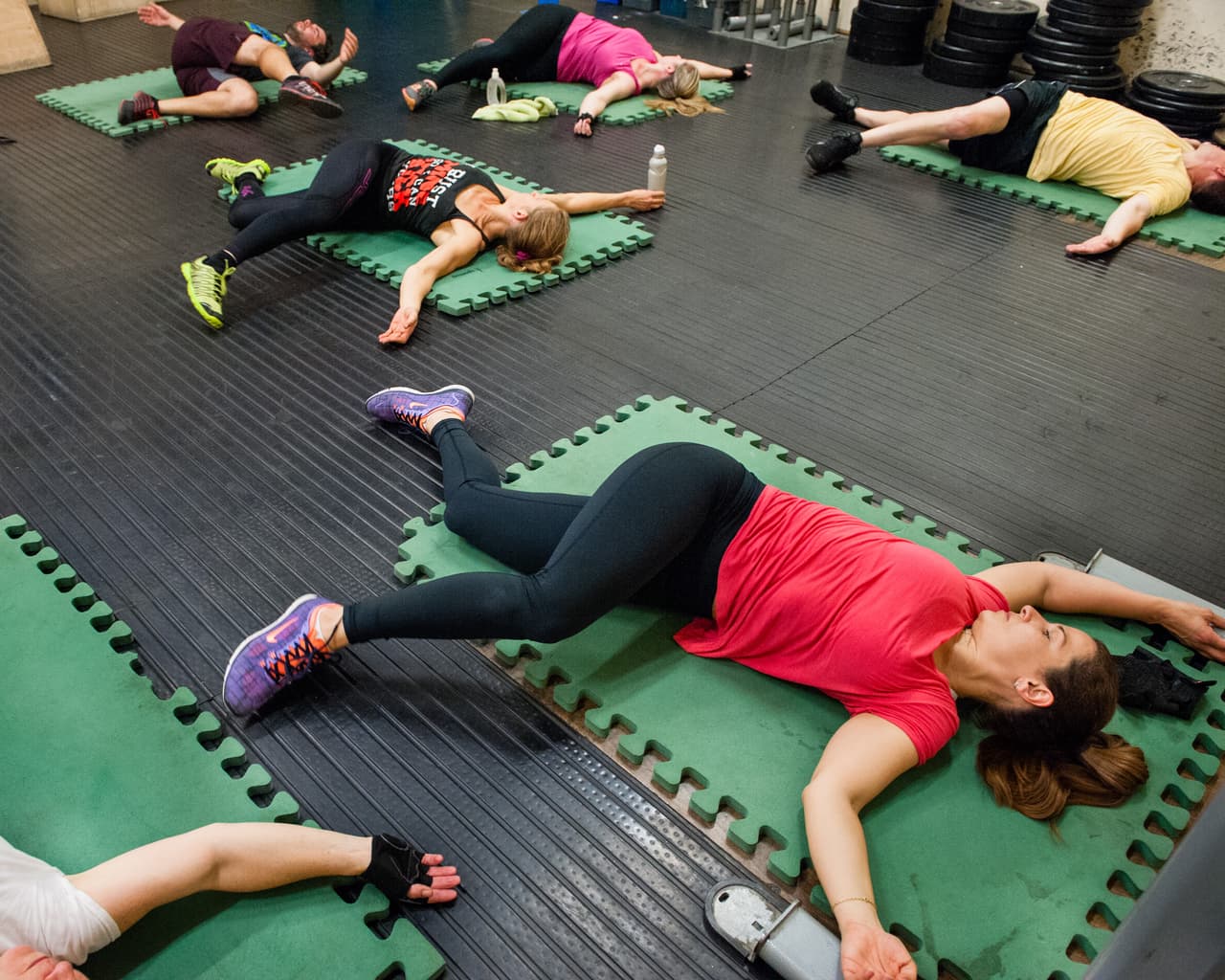 La recomendación es estar activo diariamente y hacer al menos 150 minutos de actividad física moderada o al menos 75 minutos de actividad física vigorosa a la semana.
<b>"Para la prevención del cáncer, cuando más ejercicio hagas, mayor será el beneficio"</b>, escribe Susannah Brown
<i>, </i>investigadora del
<i> </i>World Cancer Research Fund International
<i>. </i>"
<b>El ejercicio no es solo ir al gimnasio</b>. La actividad moderada pueden ser tareas del hogar, por ejemplo", apunta Brown.