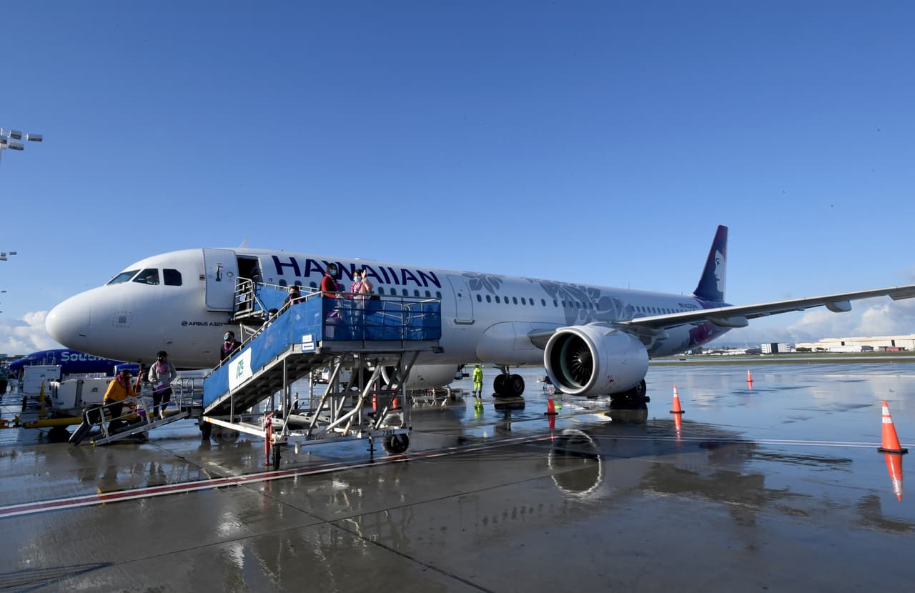 <b>Puesto 8. Hawaiian</b>
<br>
<br>Puntos: 43.27.
<br>
<br>Mejor desempeño: puntualidad y vuelos cancelados.
<br>
<br>Peor desempeño: satisfacción del cliente y cantidad de rutas.
<br>
<br>El ‘costo y alcance’ está determinado por la oferta de destinos y lo que costará llegar ahí.
<br>
<br>Esto incluye la cantidad de rutas que sirve, la distancia que puede volar con el dinero que paga y las tarifas por equipaje.
<br>
<br>Hawaiian Airlines fue la mejor aerolínea en la categoría confiabilidad: el 94.4% de sus vuelos llegaron a tiempo y solo el 1.57% fueron cancelados.
<br>