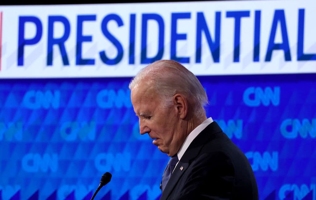 Esta imagen muestra al
<a href="https://www.univision.com/noticias/elecciones-en-estados-unidos-2024/debate-presidencial-biden-trump-panico-partido-democrata">presidente Joe Biden, el 27 de junio, día que enfrentó a Donald Trump en el debate presidencial de CNN en Atlanta.</a> Este fue el principio del fin de la campaña de reelección del demócrata. Su desempeño lo hizo ver como un líder anciano, que le costaba hilar frases y al que por momentos costó entenderle. A partir del debate, la presión demócrata para que retirara su candidatura no paró de crecer, hasta que finalmente Biden se apartó de la contienda.