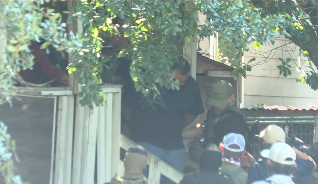 Imágenes obtenidas por Univision 45 muestran el momento en que los tres migrantes fueron sacados de su casa y llevados a una camioneta.