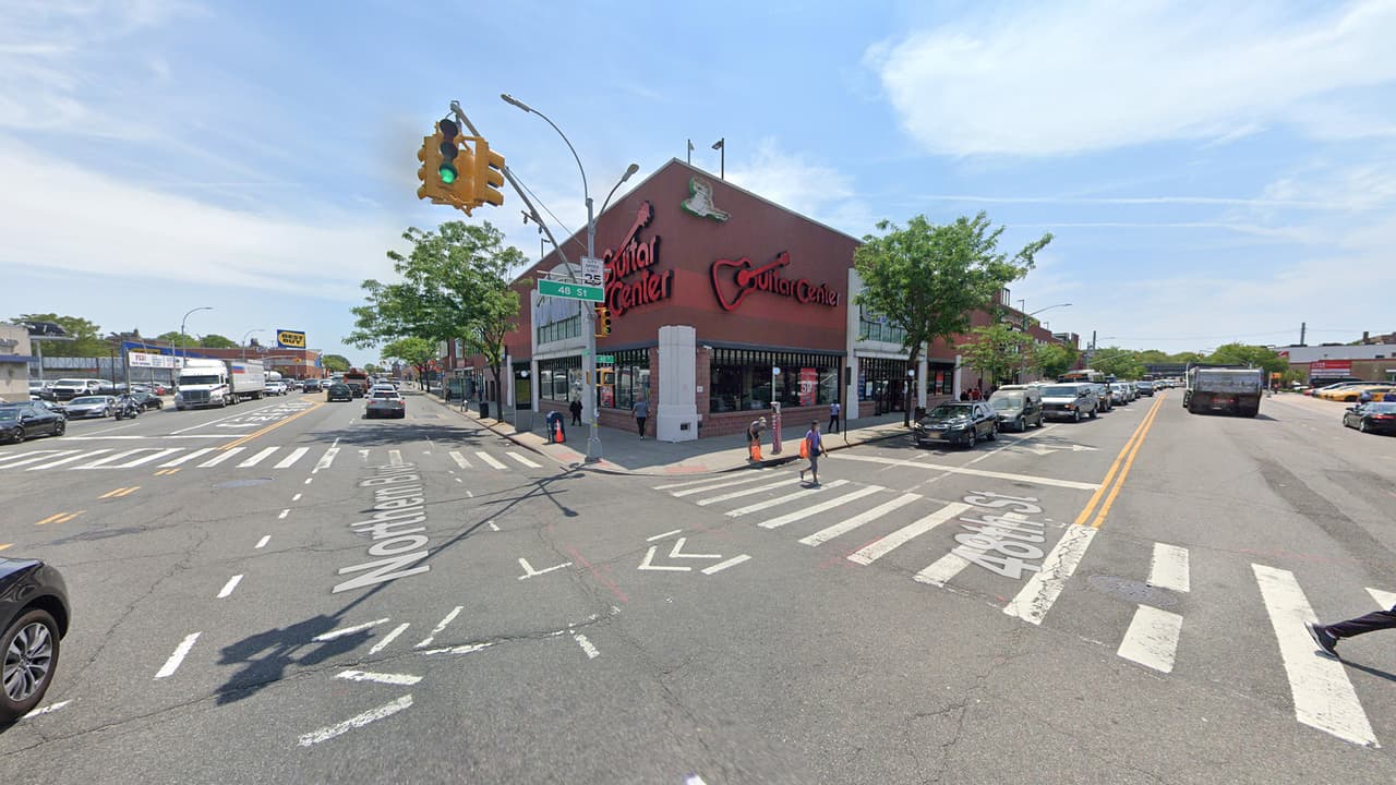 <b>Northern Boulevard & 48th Street en Queens</b>
<br>
<br>Debido a estos accidentes, el Ayuntamiento está considerando una legislación que mejoraría las intersecciones con obstáculos en los cinco distritos.
