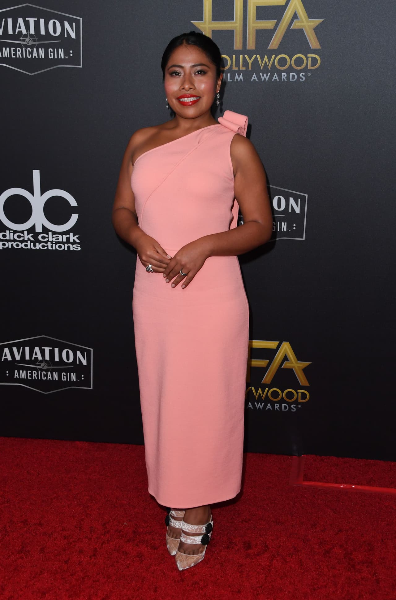 <b>#22</b>
<br>Yalitza también ha lucido diseños de reconocidos diseñadores latinoamericanos como del dominicano Oscar de la Renta. Uno de estos vestidos fue el que portó en los Hollywood Film Awards.
<br>