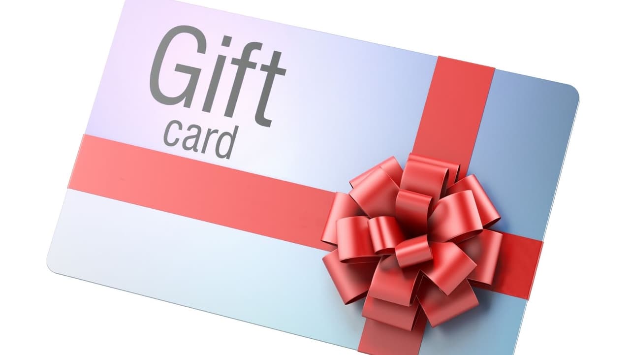 ¿Perplejo por ideas asequibles por completo? Regala dinero en efectivo o una tarjeta de regalo.