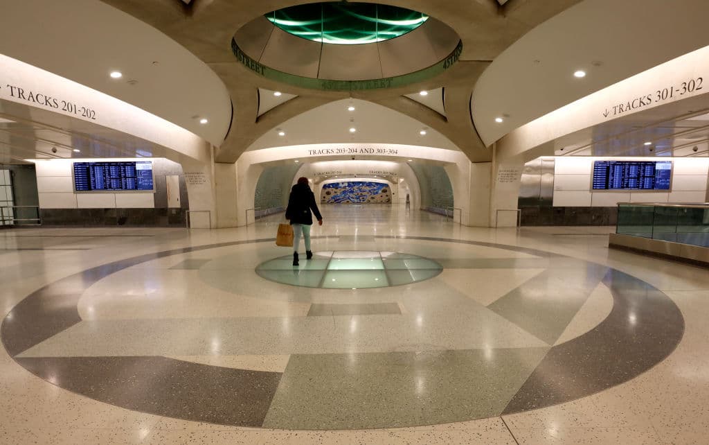 ¿Multas y cárcel por sentarse en las bancas de esta estación?