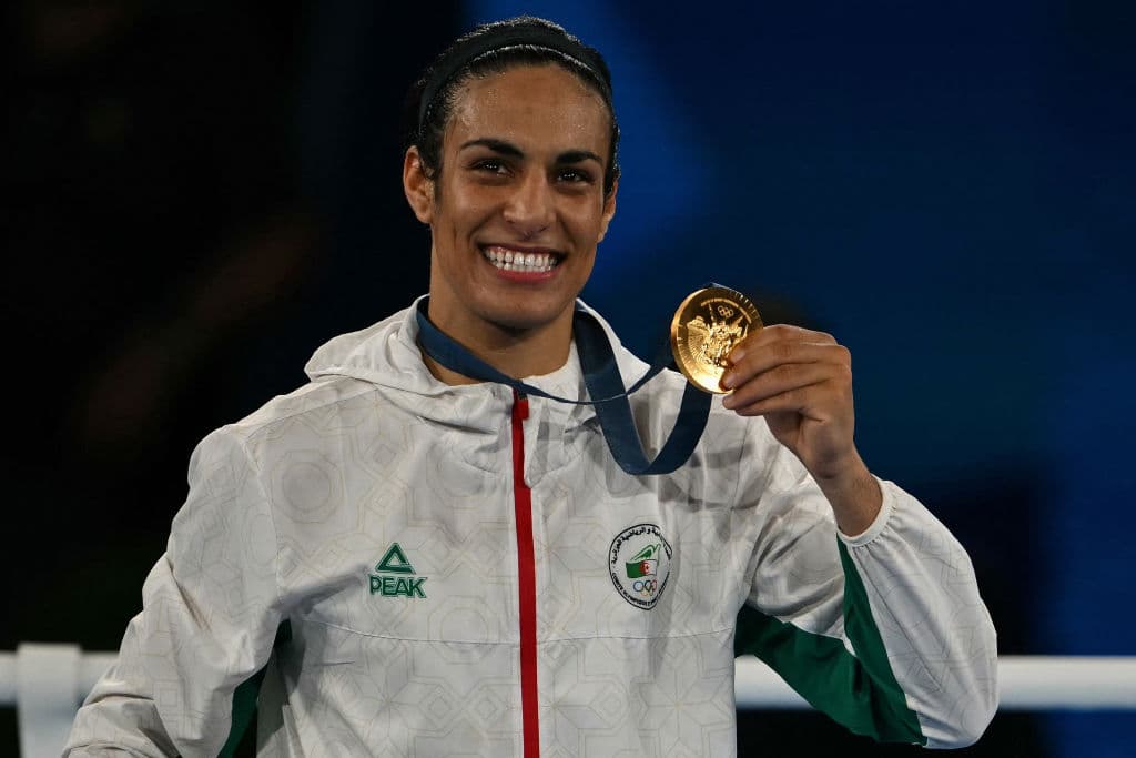 La
<a href="https://www.univision.com/noticias/falso-organizacion-mundial-boxeo-suspendido-boxeadora-imane-khelif-por-vida-ser-hombre">medallista de oro argelina Imane Khelif posa en el podio tras ganar la categoría final de boxeo femenino</a> de 66 kilos durante los Juegos Olímpicos de 2024 en el Estadio Roland-Garros, en París, el 9 de agosto de 2024. La campeona olímpica presentó una denuncia en Francia por ciberacoso tras una catarata conceptos erróneos sobre su género, tratándola de ser un supuesto "hombre".