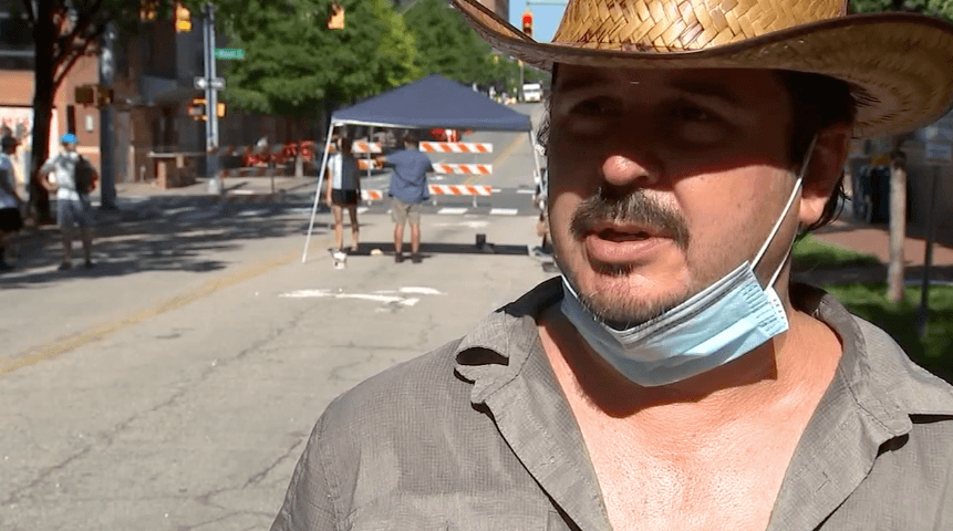 "Nosotros hemos experimentado el racismo y la xenobia en diferentes formas. Personalmente, he visto los prejuicios y el racismo en contra de la comunidad latina", dijo el artista Pedro Marín a
<a href="https://abc11.com/community-events/latinx-artists-paint-anti-racism-mural-in-downtown-raleigh-/6313983/" target="_blank">ABC 11.</a>