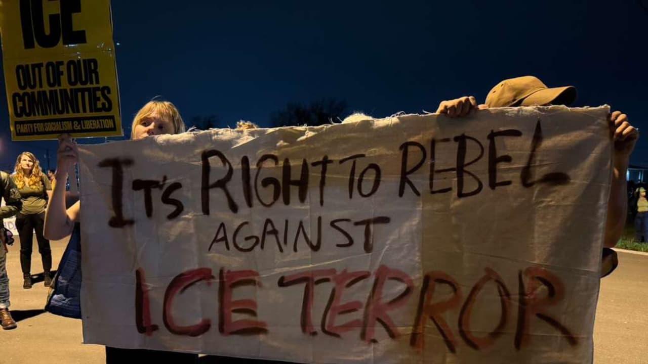 Algunos asistentes señalaron que las acciones de las autoridades migratorias se han vuelto cada vez más agresivas. “Se han envalentonado. Necesitan dejar de intentar ser su propio pequeño ejército”, dijo uno de los manifestantes, haciendo un llamado a detener lo que consideran una militarización de la migración.