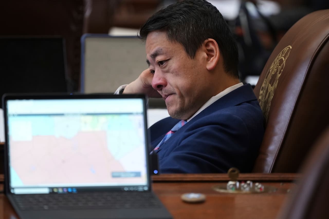 La
<b>Cámara de Representantes de Texas aprobó el <a href="https://www.univision.com/local/austin-kakw/redistribucion-de-distritos-electorales-texas-tribunales">plan de redistribución de distritos electorales respaldado por los republicanos</a></b>, con una votación de 88 a 52. Esta nueva delimitación electoral busca otorgar a los republicanos hasta cinco distritos adicionales, con miras a las elecciones de medio término de 2026.