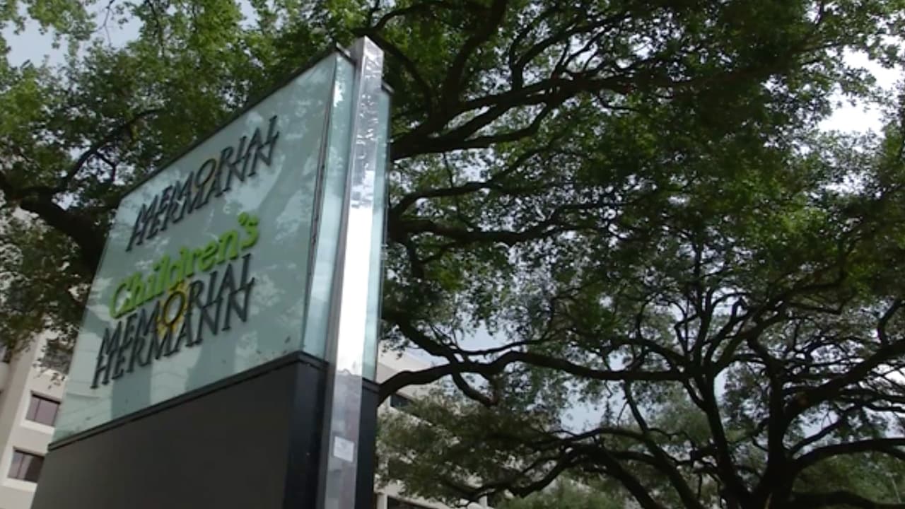 “El 13 de mayo la operaron a ella y fue todo un éxito, todo iba bien", explica María Menjívar, madre de la pequeña Milagros. Sin embargo, todo cambió extrañamente.