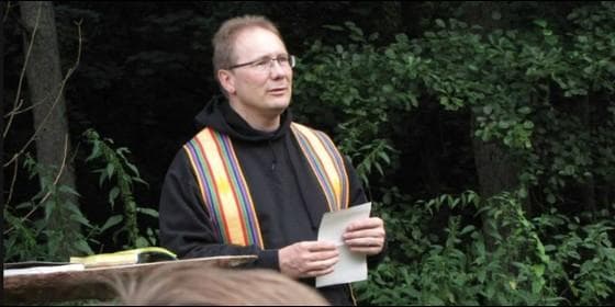 “Tengo menos éxito con un encuentro para hablar sobre la Biblia. Con el whiskey llego mejor a los hombres”, declaró el párroco católico.