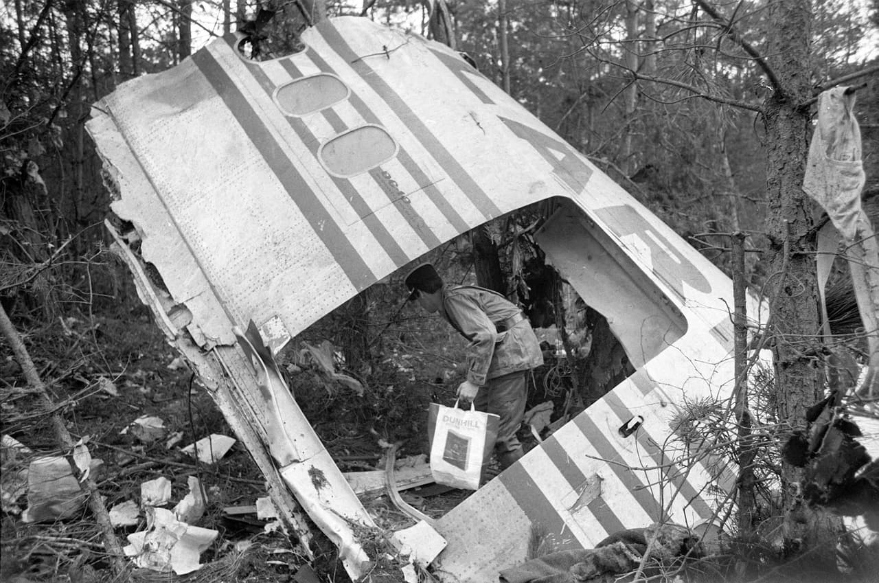 <b>Explosión en pleno vuelo de un avión al norte París, Francia, en 1974.</b> Una descompresión explosiva en la zona de carga a los 10 minutos de despegar, producida porque las puertas estaban mal cerradas, precipitó la aeronave a tierra. El vuelo de Turkish Airlines cayó en el bosque Ermenonville, al norte de la capital francesa. Fue el accidente de un solo avión más letal sin sobrevivientes, el peor en suelo francés y el segundo peor en Europa.
<b>346 personas perdieron la vida.</b>