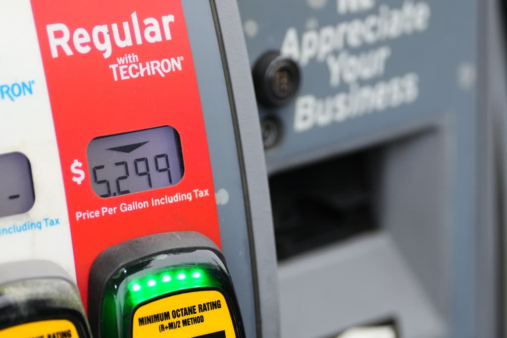 ¿Subió o bajó la gasolina luego de mensaje de Trump? Precio del galón este lunes 16 de marzo 2026