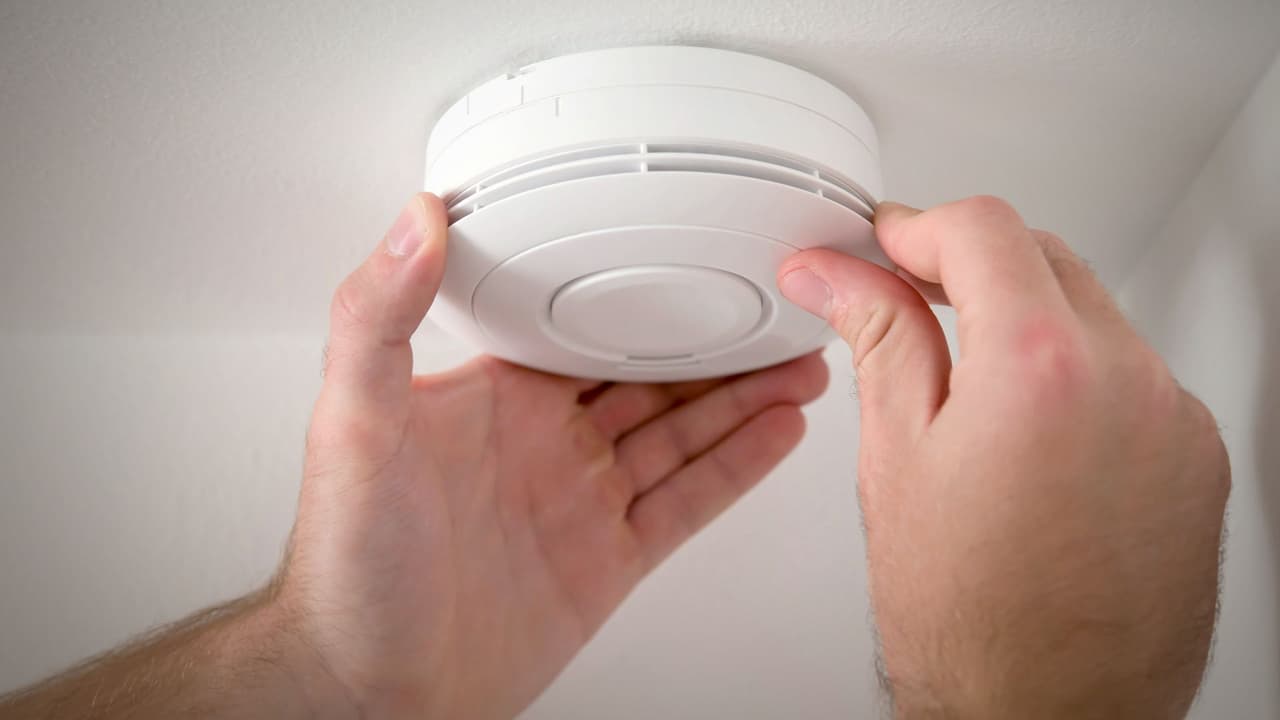 En Texas,
<b> manipular un detector de humo en un apartamento rentado no es una falta menor ni una “viveza”.</b>
<br>Es
<b>una acción regulada por ley y puede generar consecuencias </b>legales, económicas y contractuales para quien renta la vivienda.
<br>Esta guía explica q
<b>ué se considera manipulación, qué responsabilidades asume el inquilino</b> y qué puede pasar si el detector es desactivado.