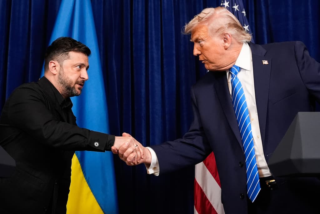 El presidente Donald Trump y el presidente de Ucrania, Volodymyr Zelenskyy, se dan la mano al inicio de una conferencia de prensa conjunta tras una reunión en el club Mar-a-Lago, el domingo 28 de diciembre de 2025, en Palm Beach, Florida. (Foto AP/Alex Brandon)