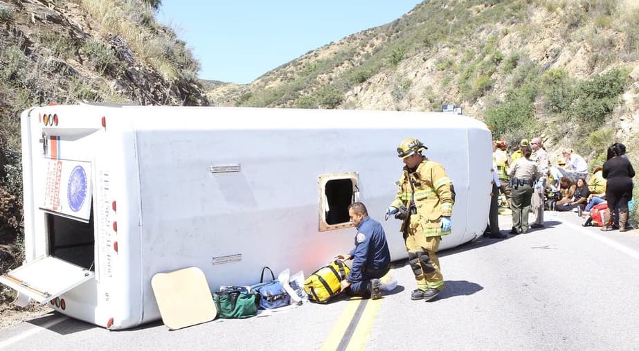 <b>Mayo:</b> Un
<b><a href="http://www.univision.com/los-angeles/kmex/noticias/accidente-de-trafico/un-accidente-de-un-autobus-de-iglesia-deja-26-heridos-en-el-sur-de-california">autobús se volcó sobre la autopista 330</a></b> dejando un saldo de 26 lesionados en el condado de San Bernardino. El vehículo transportaba a un grupo de mujeres, miembros de la iglesia Ministerios Llamado Final, con sede en la ciudad de Downey. La colisión ocurrió luego de que el conductor perdiera control del bus.