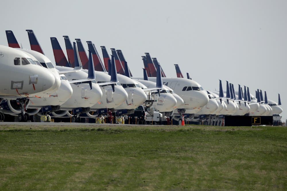 En esta foto del 1 de abril de 2020, varias docenas de aviones Delta Air Lines están estacionados en el aeropuerto internacional de Kansas City en Kansas City, Missouri.