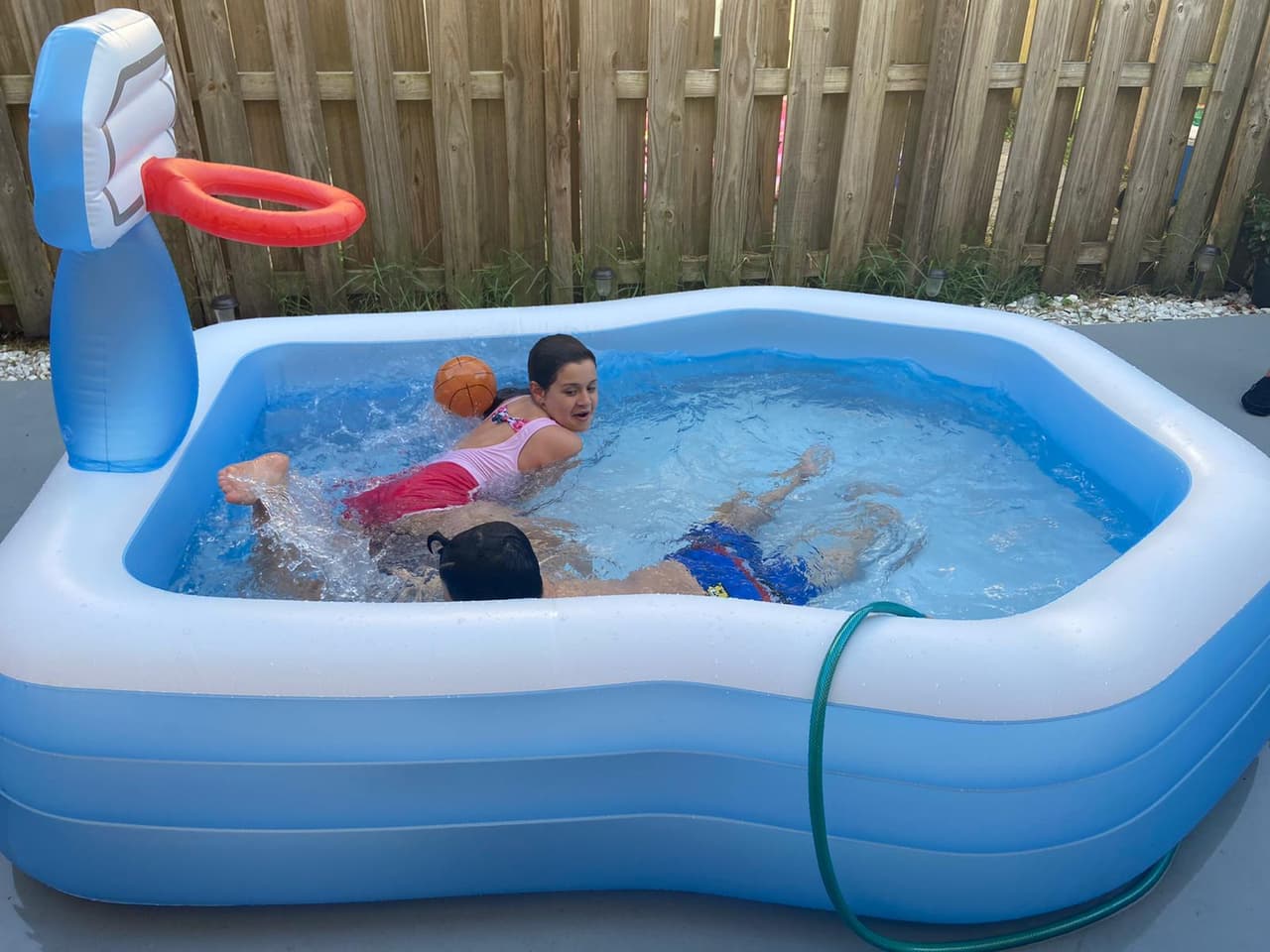También, algunos padres han comprado piscinas inflables, para que los pequeños se diviertan sin contraer el virus, evitando juntarse con otros niños.
