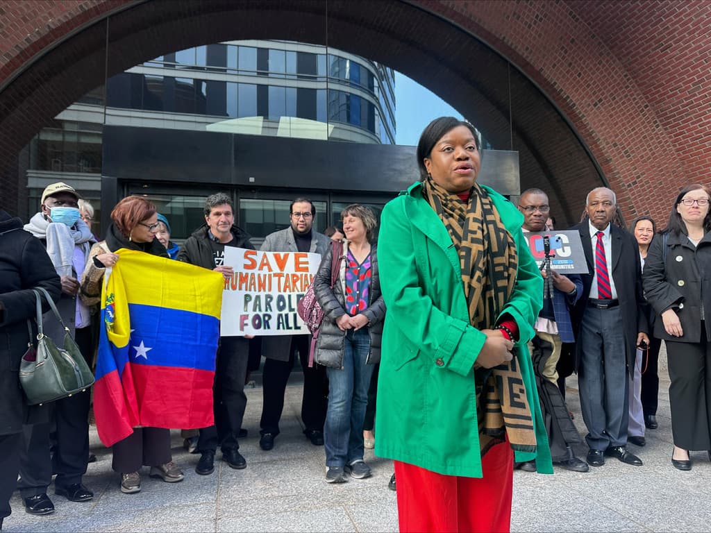 3 claves de la orden de una jueza de bloquear la revocación del estatus legal de los beneficiarios del parole humanitario: lleva una justificación "caso por caso"