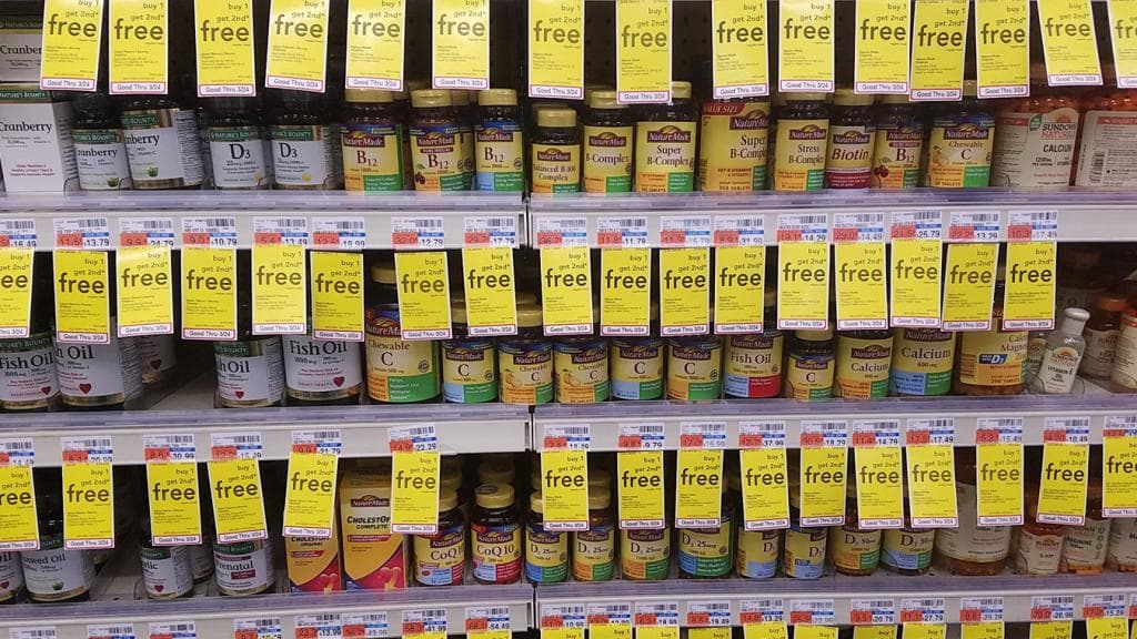 <a href="https://www.wcrf.org/dietandcancer/recommendations/dont-rely-supplements">Aléjate de los suplementos dietéticos (incluidas vitaminas y minerales) para prevenir el cáncer y cubre tus necesidades con alimentos</a>. El informe advierte, además, de que
<b> las dosis altas de betacaroteno (suplementos relacionados con la vitamina A) pueden aumentar el riesgo de cáncer de pulmón en algunas personas</b>. Algunos suplementos dietéticos sí son recomendables para grupos específicos, como el hierro y el ácido fólico para las mujeres embarazadas o que planean estarlo.