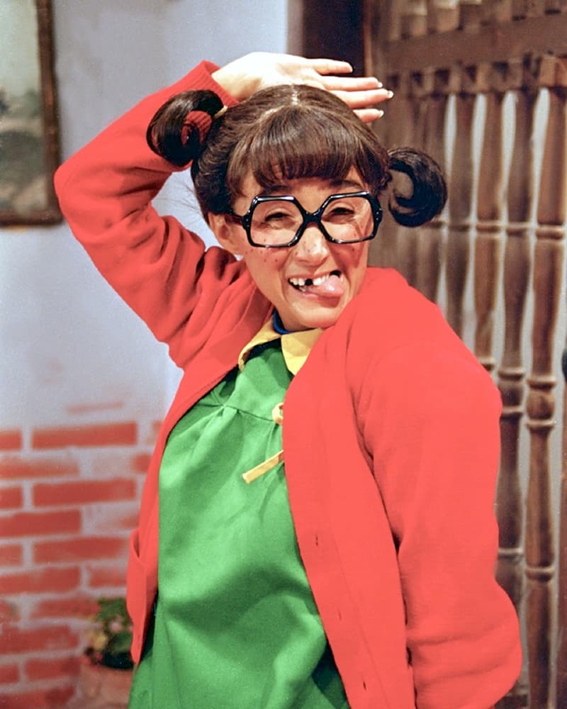 Es chimuela, le falta un diente y utiliza lentes desde muy pequeña.