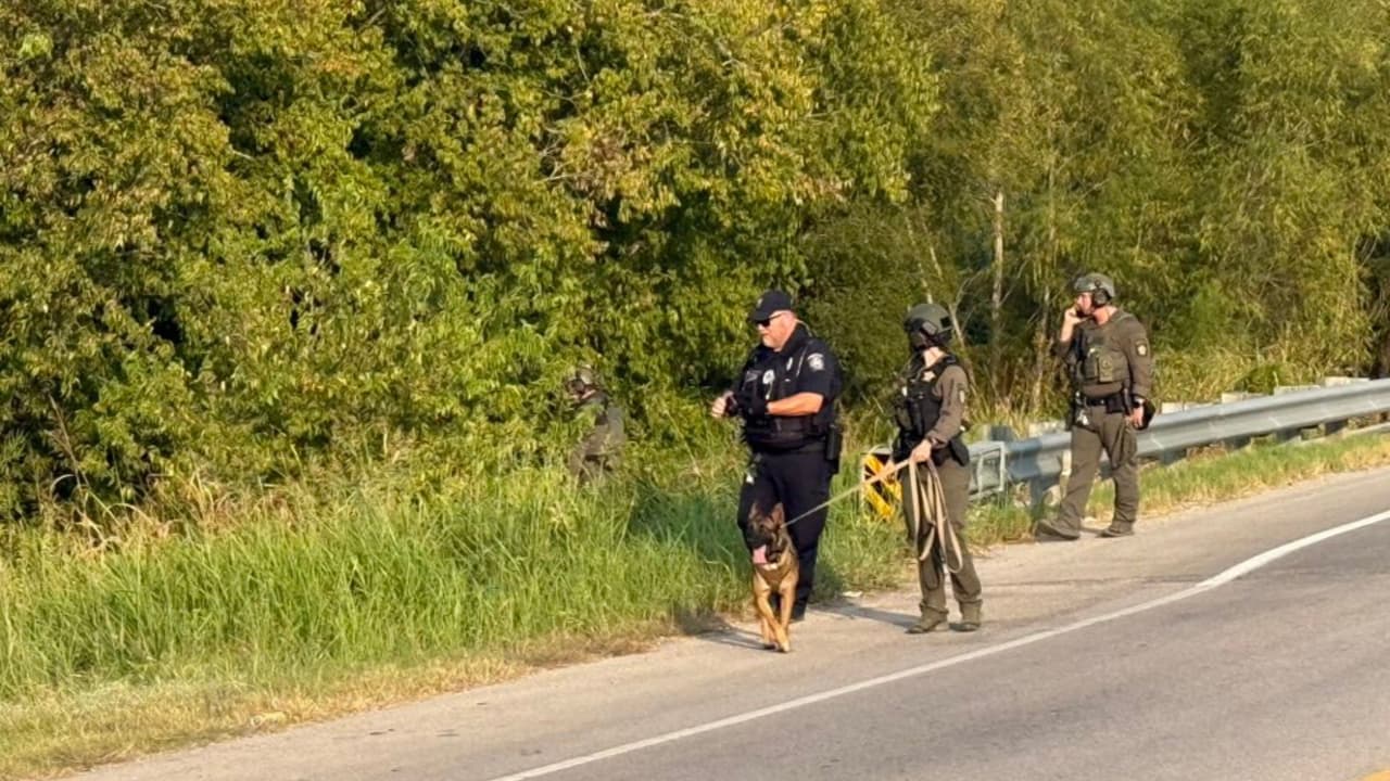 Al intentar detenerlo en este punto, el hombre vuelve a arrancar, causando un leve incendio de matorral en la zona.