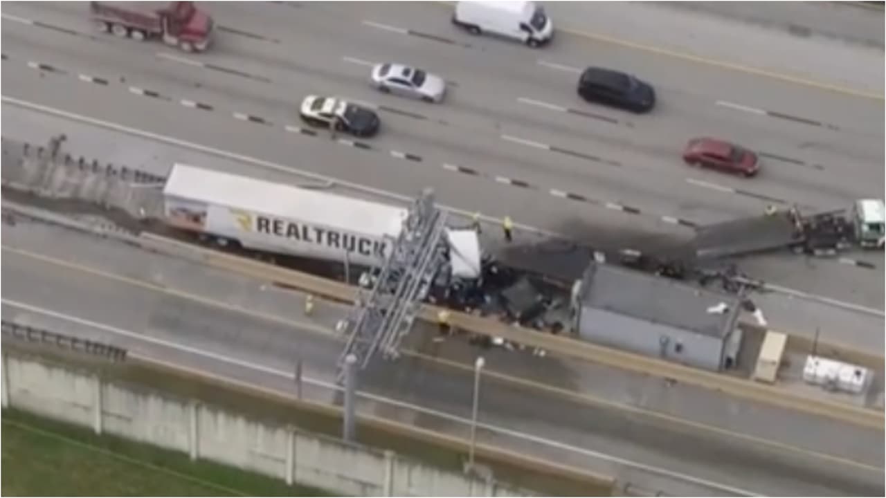 Un camión de 18 ruedas sufre accidente en la autopista Turnpike