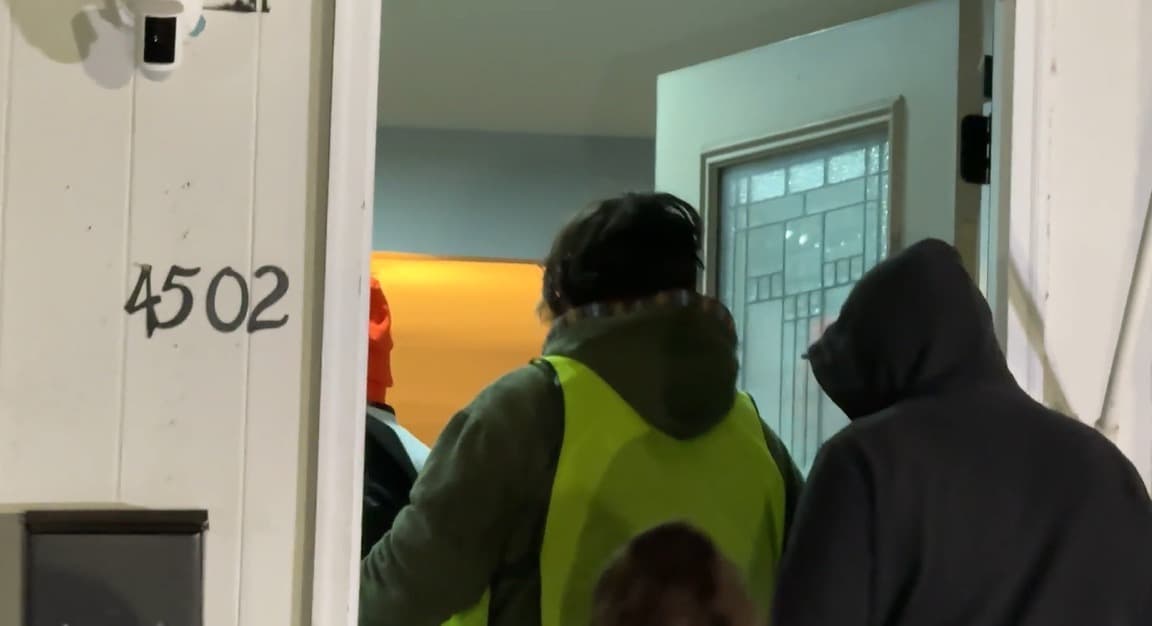 Poco después de las 9:00 pm,
<b>Kilmar Ábrego llegó a su casa, estaba acompañado de personal de la asociación CASA</b>, quienes han estado con él en todo el proceso que comenzó en marzo
<a href="https://www.univision.com/noticias/inmigracion/un-juez-ordena-que-el-gobierno-de-eeuu-regrese-al-pais-a-kilmar-abrego-garcia-el-salvadoreno-deportado-por-error" target="_blank">cuando fue detenido mientras conducía con su hijo</a>, quien padece autismo.