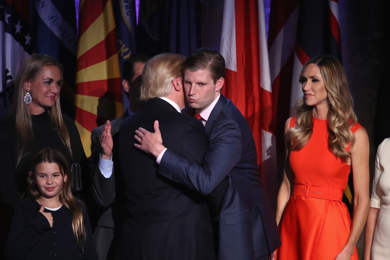 Al igual que sus hermanos mayores, Ivanka y Donald Jr., participó en el comentado reality show 'The Apprentice'. En julio de este año fue duramente criticado por posar en una foto sosteniendo un leopardo como trofeo de cacería.