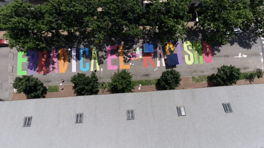 "Este es un momento histórico", confesó Caudillo.
<a href="https://www.univision.com/local/north-carolina-wuvc/comunidad-hispana-en-raleigh-lista-para-pintar-mural-en-espanol-contra-el-racismo-video">Vea la información ampliada aquí.</a>