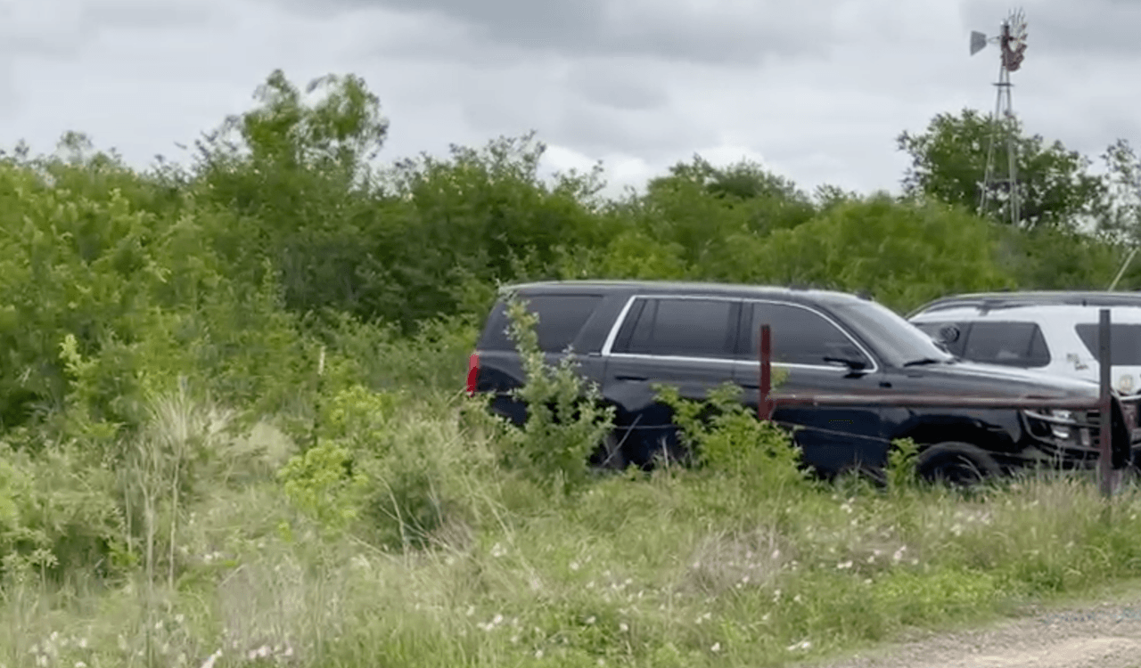El incidente se registró luego de una disputa doméstica. Una mujer salió de la residencia, pero el sospechoso se mantiene atrincherado.