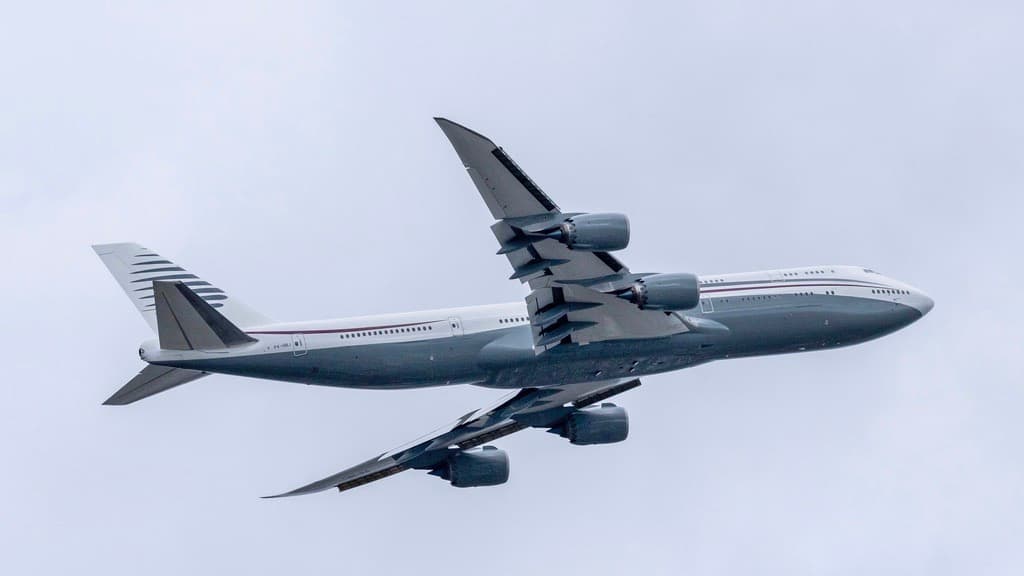 Un "palacio volador": los conflictos legales y éticos que rodean al Boeing 747-8 que Catar quiere regalar a Trump