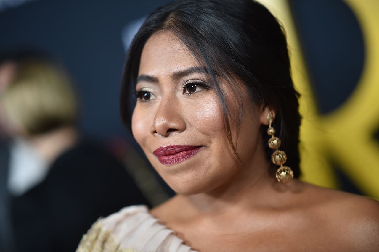 <b>#6 Aprendió a hacer de lado las críticas </b>
<br>
<br>Quizá, el secreto detrás de todo el amor propio que predica Yalitza Aparicio es la manera en la que lidia con los comentarios negativos. En múltiples entrevistas, ha comentado que se enfoca únicamente en los mensajes positivos y deja que las críticas se le resbalen.
<br>