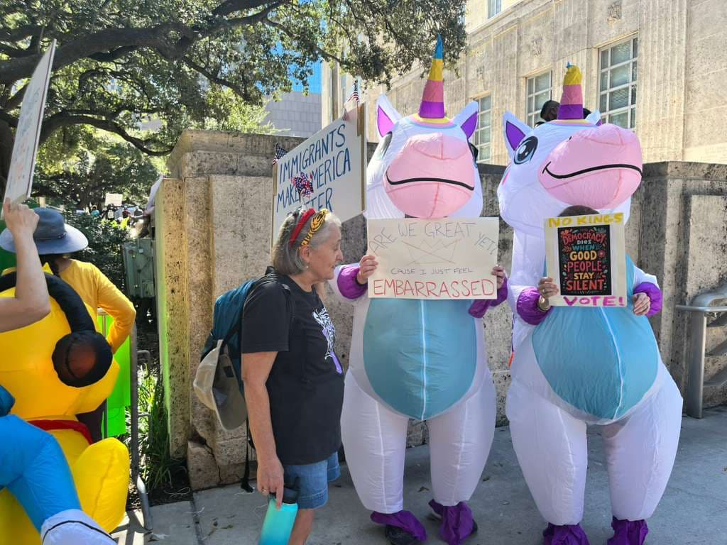 La concentración en el Ayuntamiento coincidió
<b>con discursos de activistas locales y estudiantes universitarios.</b>