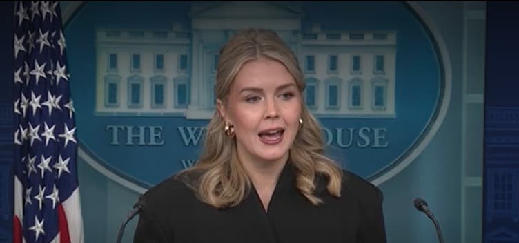 Tras darse a conocer el documento judicial con la orden de liberación “inmediata” del salvadoreño, la secretaria de prensa de la Casa Blanca,
<b>Karoline Leavitt, dijo que la jueza “actuaba como activista judicial”</b>. Recalcó que Ábrego está de manera “ilegal en el país y es un traficante comprobado de personas, así como miembro de una pandilla”. Aseguró que continuarán luchando por expulsarlo del país.