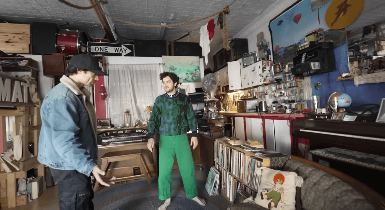 Parecido a la
<a href="https://www.univision.com/local/nueva-york-wxtv/joven-mujer-compra-su-primer-auto-y-casa-a-la-vez-ahora-pasa-sus-dias-en-una-van-video">influencer Tory Deluhery,</a> quien vive dentro de una van y dentro de ella tiene su estudio, Dah tiene en su casa-lavandería su estudio de pintura, pues le gusta el arte.
<br>