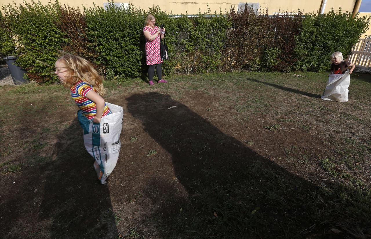 Se considera que alguien es transgénero cuando siente que su
<a href="https://www.healthychildren.org/spanish/ages-stages/gradeschool/paginas/gender-identity-and-gender-confusion-in-children.aspx"><u>identidad de género</u></a> es diferente al sexo que le fue asignado por sus características físicas. Esta inconformidad
<b> puede manifestarse desde la primera infancia</b>.
<br>