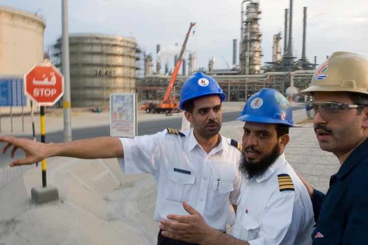 15.- Entre las 20 compañías del estudio del
<i><a href="http://climateaccountability.org/pdf/CAI%20PressRelease%20Top20%20Oct19.pdf">Climate Accountability Institute</a></i>, ocho de ellas son empresas privadas y 12 son propiedad de los Estados. Kuwait Petroleum Corp, es responsable del 1% de las emisiones mundiales emitiendo 13,479 toneladas equivalentes de dióxido de carbono.
<br>