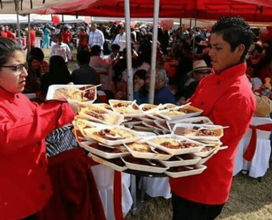 Se dice que hubo dos menús de comida: nachos y mole rojo.