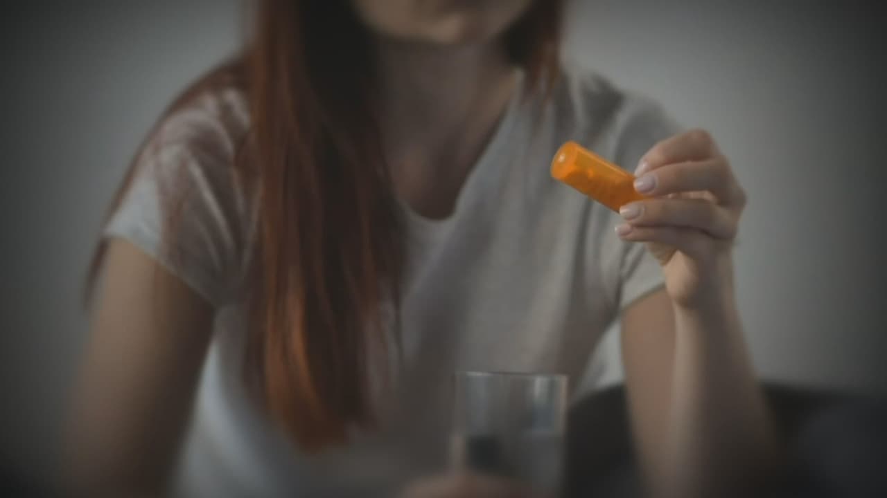 “Hay serios y simples indicadores”, psicólogo explica cómo saber si su hijo consume drogas