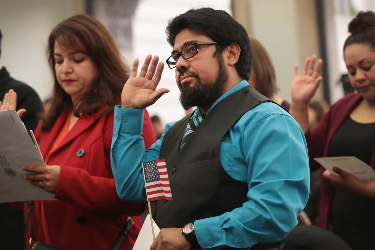 <b>3. Realizar el pago semanal de 75 trabajadores latinos en EEUU</b>
<br>Según el Ministerio de Trabajo de los Estados Unidos,
<a href="https://www.bls.gov/news.release/wkyeng.t03.htm">los trabajadores latinos entre los 25 y los 54 años ganan en promedio a la semana 680 dólares.</a> Con la chaqueta de Melania, se podrían pagar a 75 trabajadores sus jornadas laborales de una semana.