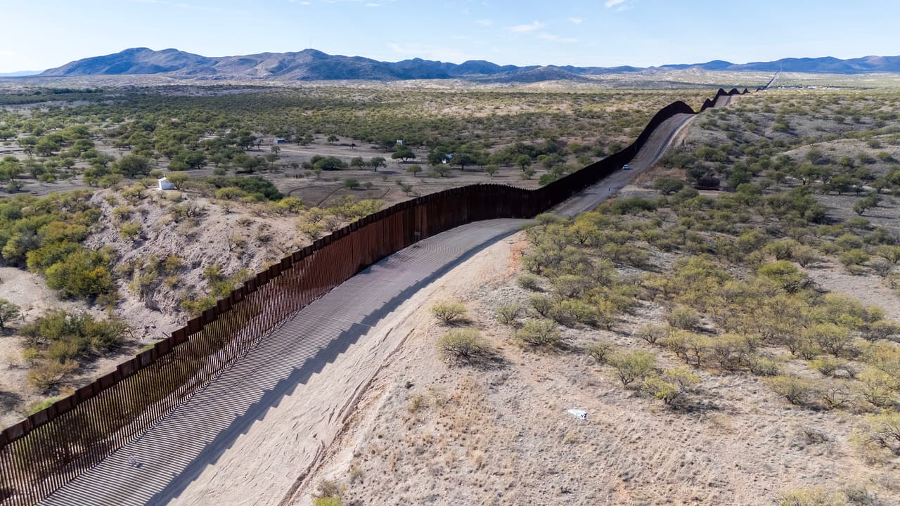 Si la persona desaparecida entró a Estados Unidos por la frontera de
<b>Arizona o Nuevo México</b>, tienes que comunicarte cuanto antes al número de ayuda de
<b>No Más Muertes, al (520) 585-5881</b>.