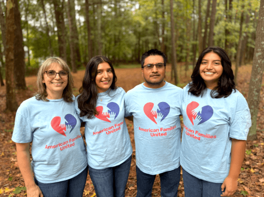 La separación de una familia: celebró 17 años de matrimonio con su esposa estadounidense, acompañó a sus hijas al fútbol y se "autodeportó"